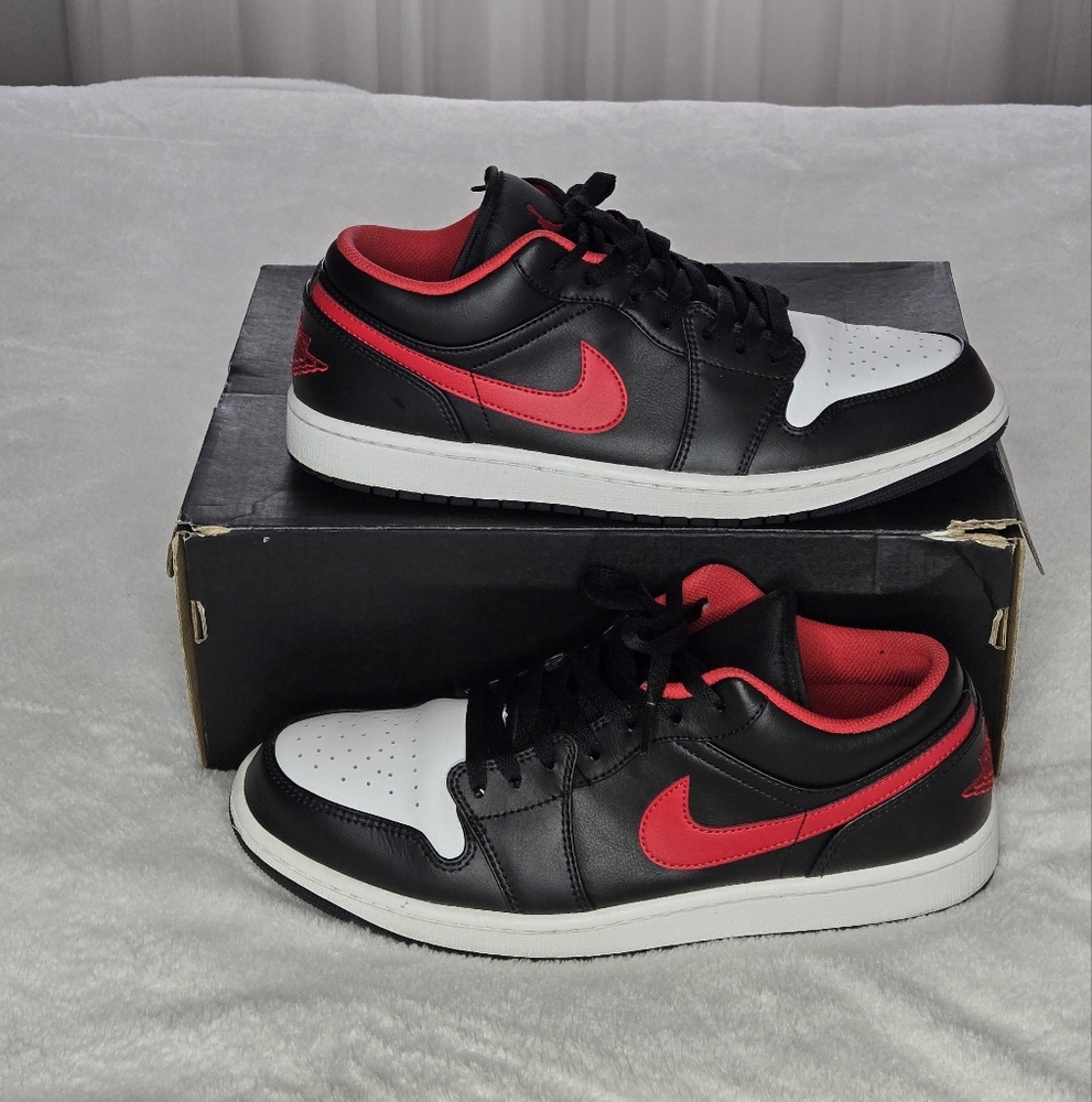 Nike Air Jordan 1 low. Black/Fire red-white.
